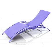 chaise longue design en resine tressee - violet